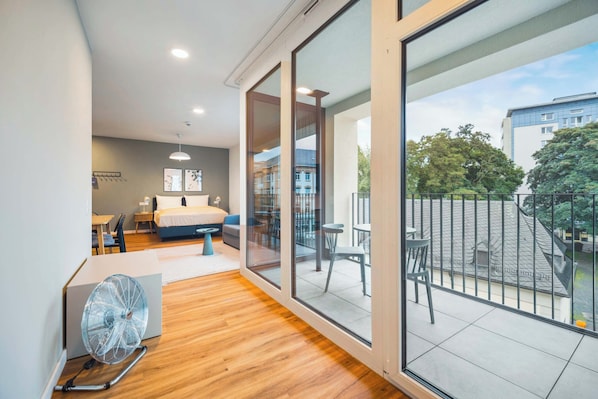 Comfort-Suite, Balkon | Individuell dekoriert, individuell eingerichtet, Schreibtisch