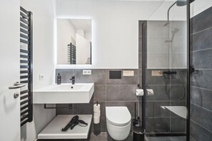Chambre, 1 grand lit | Salle de bain | Douche, articles de toilette écologiques, séchoir à cheveux