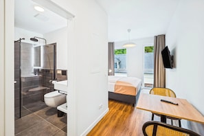 Queen Room | Bathroom