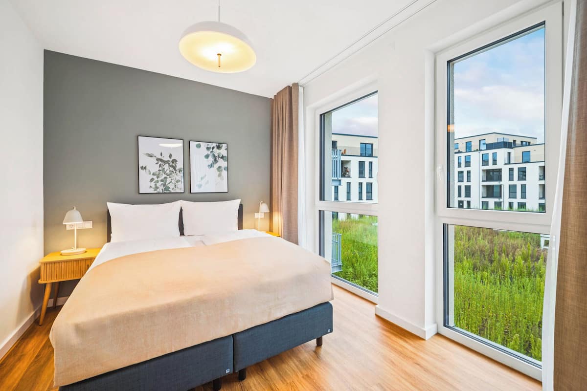 Appartement, 1 queensize bed met slaapbank | Individueel gedecoreerd, individueel gemeubileerd, een bureau
