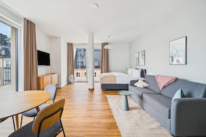 Suite Confort, Terraza | Decoración personalizada, muebles diferentes y escritorio