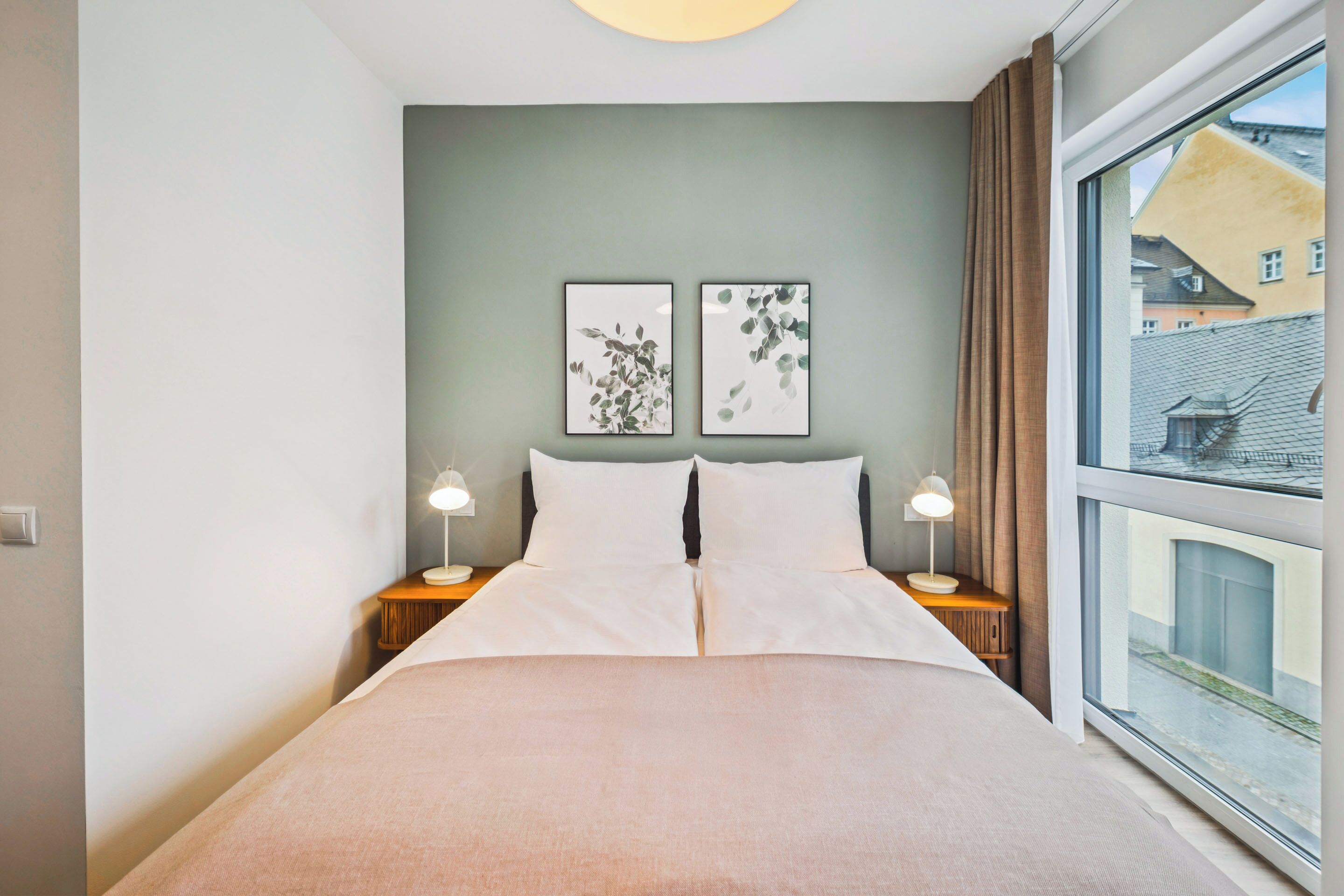 Queen Room | Individually decorated, individually furnished, desk, laptop workspace