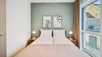 Queen Room | Individually decorated, individually furnished, desk, laptop workspace