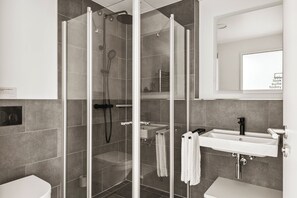 Room, 1 Queen Bed | Bathroom | Shower, eco-friendly toiletries, hair dryer, towels