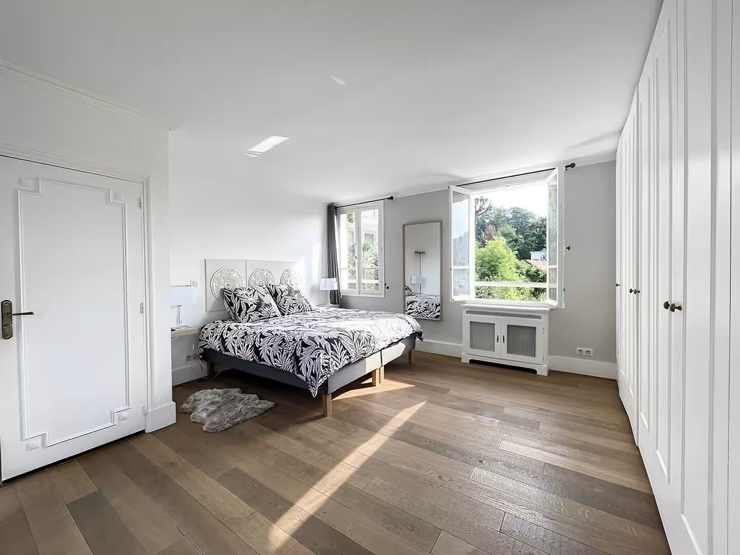 5 bedrooms, iron/ironing board, WiFi, bed sheets