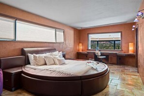 3 habitaciones, escritorio, tabla de planchar con plancha y wifi gratis 