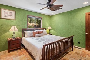3 bedrooms, desk, iron/ironing board, free WiFi