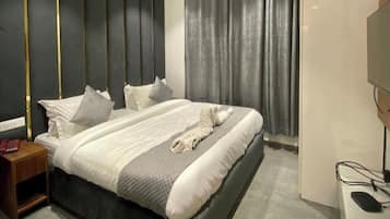 Classic Room | Desk, laptop workspace, free WiFi