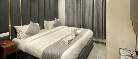 Classic Room | Desk, laptop workspace, free WiFi