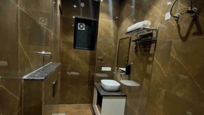 Un baño pequeño con inodoro, lavabo y ducha.