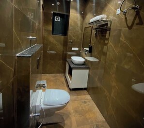 Kamar Klasik | Kamar mandi | Shower, perlengkapan mandi gratis, pengering rambut, dan handuk