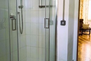 Shower, hair dryer, bidet, towels - Cozy apartment in historic center (Manziana)
