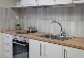 Oasis Apartment, Balcony, Partial Sea View | Cozinha privada | Geladeira grande, micro-ondas, fogão, cooktop