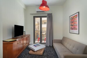 Oasis Apartment, Balcony, Partial Sea View | Oppholdsrom | En 42-tommers smart-TV med kabel-kanaler