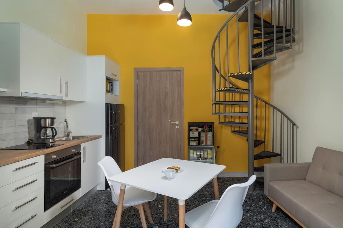 Metropolis Apartment, Balcony, Partial Sea View | Oppholdsområde | En 42-tommers smart-TV med kabel-kanaler