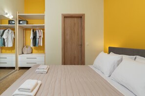 Polaris Apartment, Balcony, Partial Sea View | Värdeförvaringsskåp på rummet, mörkläggningsgardiner och ljudisolering