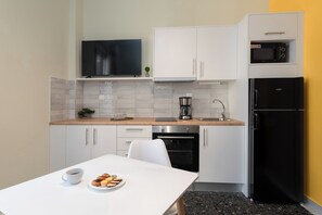Metropolis Apartment, Balcony, Partial Sea View | Cozinha privada | Geladeira grande, micro-ondas, fogão, cooktop