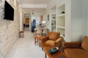 Bliss Apartment, Balcony, Partial Sea View | Coin séjour | TV connectée de 42 pouces avec chaînes par câble