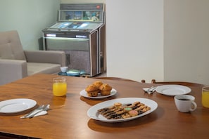 Oasis Apartment, Balcony, Partial Sea View | Salle Ă manger