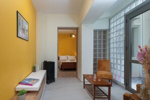 Bliss Apartment, Balcony, Partial Sea View | Área de estar | Smart TV 42 polegadas com canais a cabo