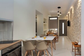 Bliss Apartment, Balcony, Partial Sea View | Comedor