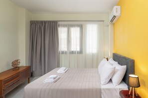 Bliss Apartment, Balcony, Partial Sea View | Safe på rommet, blendingsgardiner, lydisolert og wi-fi (inkludert)