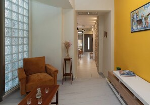 Bliss Apartment, Balcony, Partial Sea View | Salle de séjour | TV connectée de 42 pouces avec chaînes par câble