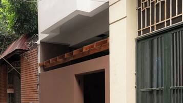 Vista frontal de la propiedad