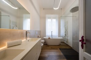 Shower, hair dryer, bidet, towels - A stylish urban retreat where design, comfort, and technology come together to offer you an extraordinary living experience. Nestled in the peaceful streets of Borgo Venezia, just minutes from Verona’s historic center, Spolverini16 is the perfect place (Verona)