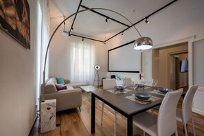 Dining - A stylish urban retreat where design, comfort, and technology come together to offer you an extraordinary living experience. Nestled in the peaceful streets of Borgo Venezia, just minutes from Verona’s historic center, Spolverini16 is the perfect place (Verona)