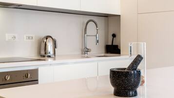 Frigorifero, forno, piano cottura, macchina per tè/caffè