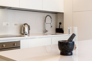 Fridge, oven, stovetop, coffee/tea maker
