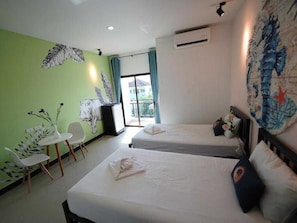 Escritorio, wifi gratis y ropa de cama