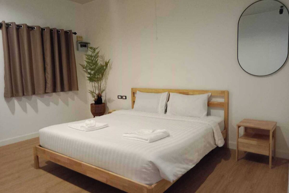 Deluxe Double Room | Desk, free WiFi, bed sheets