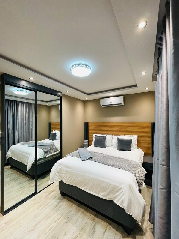 Deluxe House, 2 Bedrooms, Kitchen | Blackout drapes, iron/ironing board, free WiFi