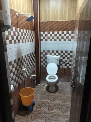 Comfort Double Room, City View | Bathroom | Slippers, towels, soap, shampoo