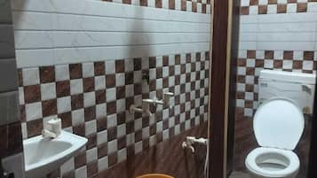 Classic-Vierbettzimmer | Badezimmer | Hausschuhe, Handtücher, Seife, Shampoo