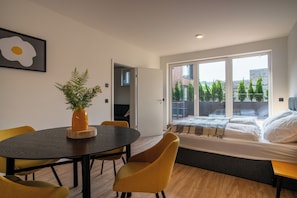 Appartement, uitzicht op binnenplaats | Een bureau