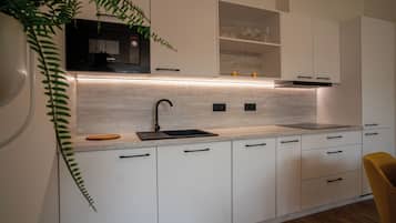 Apartamento, vistas al patio | Cocina privada | Frigorífico, horno, placa de cocina y trona infantil