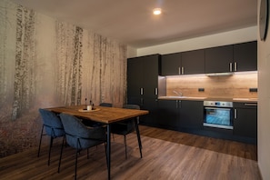 Departamento, vista al jardín | Cocina privada | Refrigerador, horno, parrilla de estufa y periquera