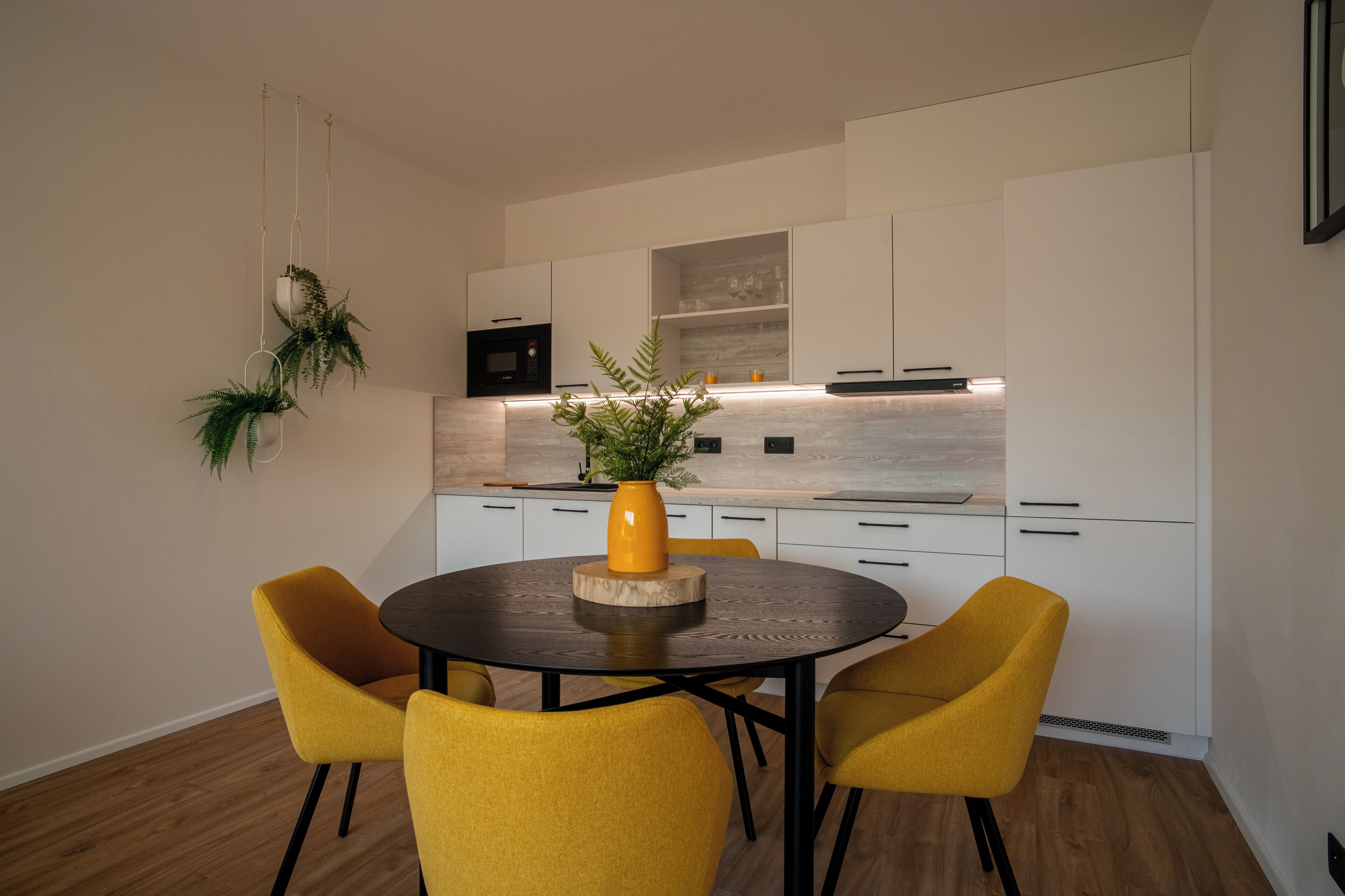 Apartemen, pemandangan halaman | Dapur pribadi | Lemari es, oven, kompor, dan kursi makan untuk bayi
