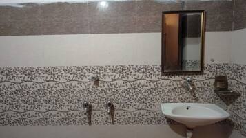 Basic Room | Bathroom