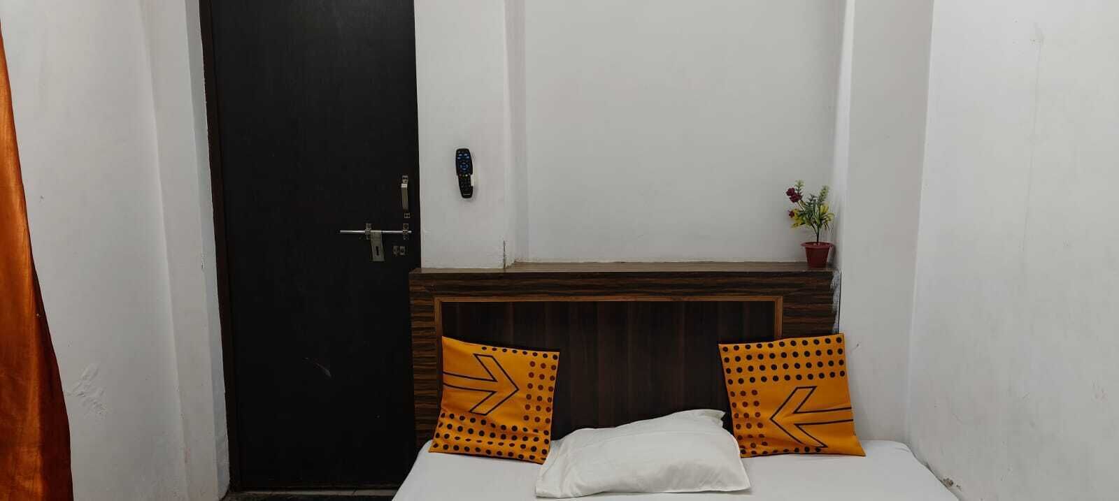 Desk, laptop workspace, free WiFi