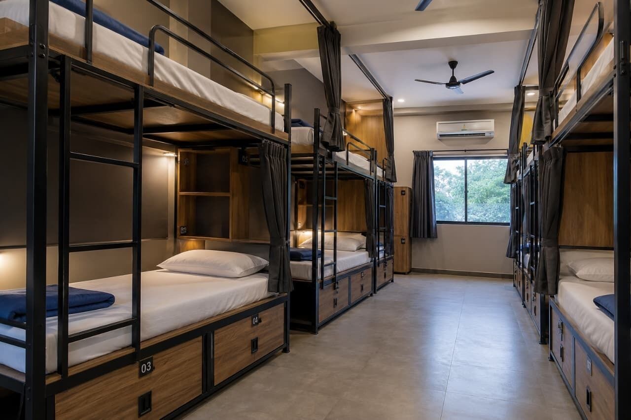 Dormitorio compartido básico, varias camas | Escritorio, espacio para trabajar con laptop y wifi gratis 