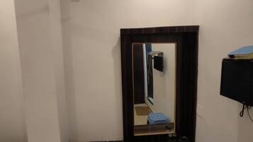 Basic Room | Desk, laptop workspace, free WiFi