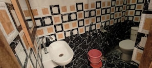 Habitació familiar | Bany | Dutxa, articles de tocador gratuïts i tovalloles