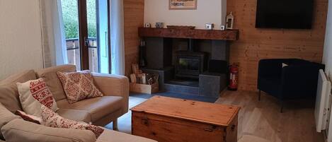 Televisie, een open haard en een dvd-speler