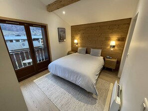 4 bedrooms, iron/ironing board, travel crib