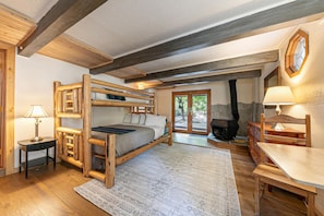 4 bedrooms, iron/ironing board, free WiFi, bed sheets