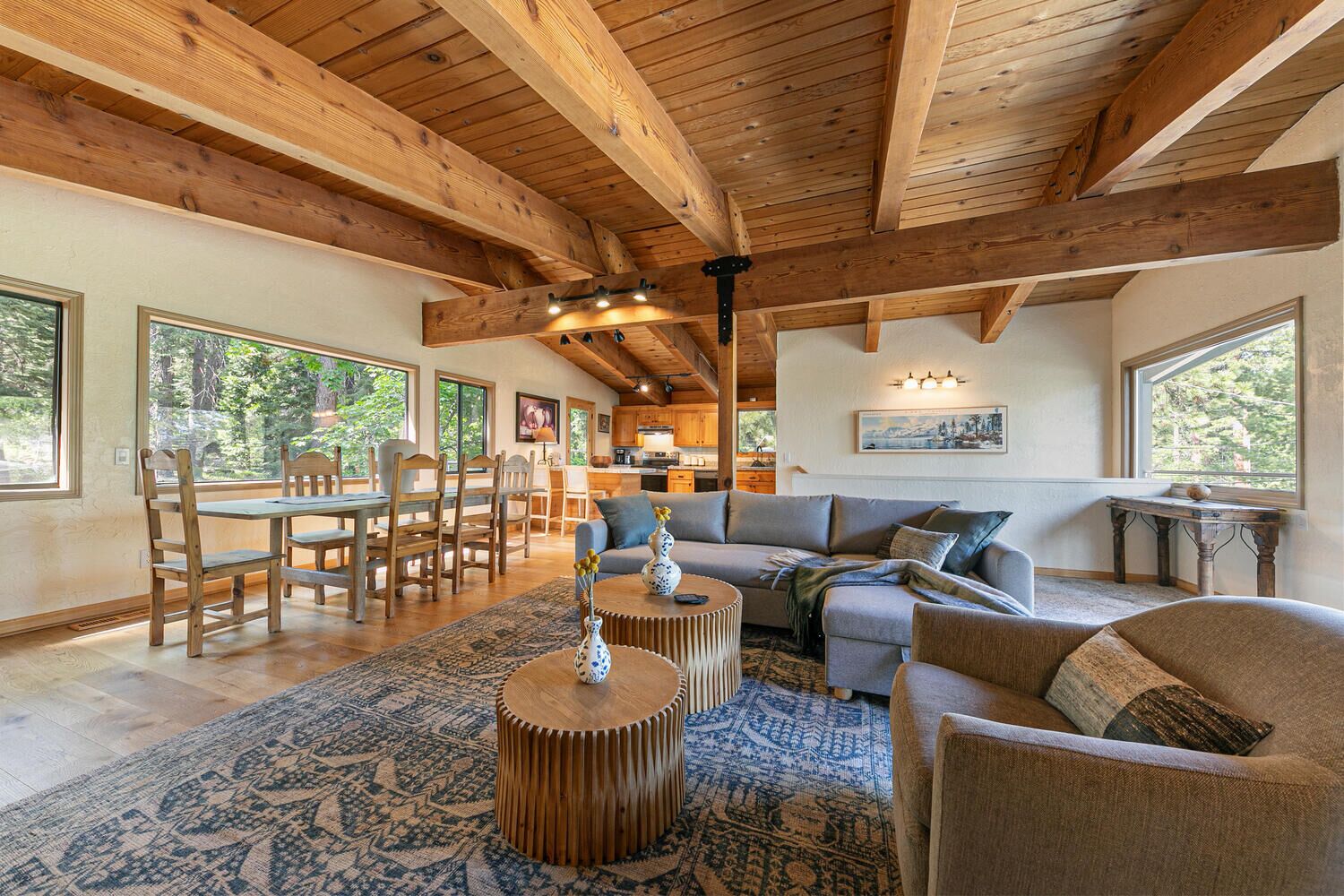 Smart-TV, Kamin, Bücher